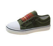 Scarpa da ginnastica verde con punta bianca, dettagli colorati a righe, suola in gomma. Design casual, perfetta per moda urbana e comfort quotidiano.