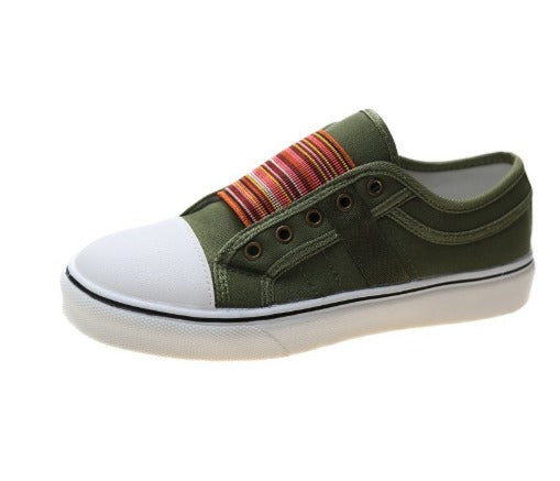 Scarpa da ginnastica verde con punta bianca, dettagli colorati a righe, suola in gomma. Design casual, perfetta per moda urbana e comfort quotidiano.