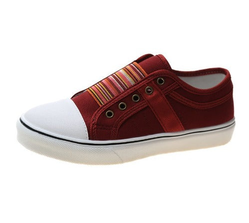 Scarpa da ginnastica rossa senza lacci, con punta bianca e dettagli a righe colorate. Design casual, suola in gomma, stile unisex.