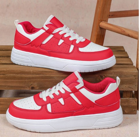Scarpe da ginnastica rosse e bianche su panca di legno, design moderno, suola spessa, perfette per sport e tempo libero.