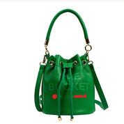 Borsa a secchiello verde in pelle con manico e tracolla regolabile, dettagli dorati. Elegante accessorio moda donna.
