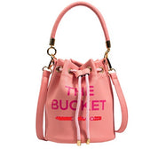 Borsa a secchiello rosa in pelle sintetica con manico e tracolla, dettagli dorati, scritta "The Bucket". Accessorio moda donna elegante.