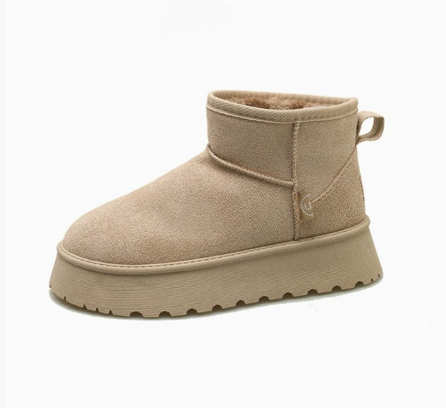 Stivaletto beige in pelle scamosciata, suola piatta, design minimalista, ideale per moda autunno-inverno, calzature donna casual e comode.