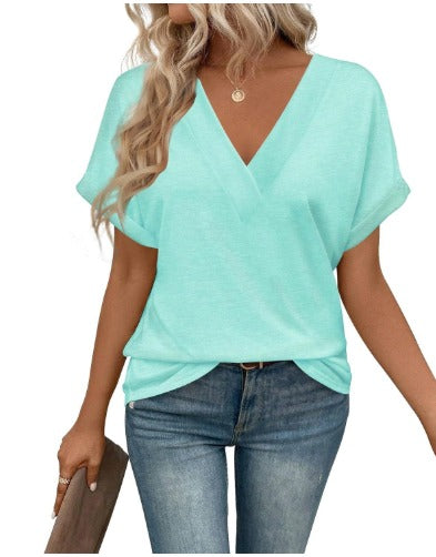 Maglietta donna verde menta con scollo a V, maniche corte, abbinata a jeans. Look casual estivo, moda femminile trendy.