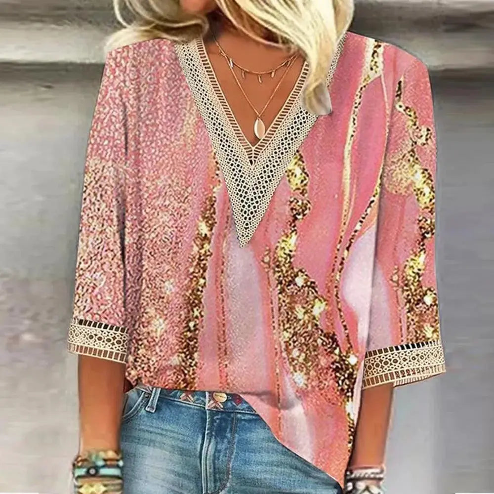 Blusa donna rosa con paillettes dorate, scollo a V in pizzo, maniche a tre quarti, abbinata a jeans. Moda casual elegante, abbigliamento femminile trendy.
