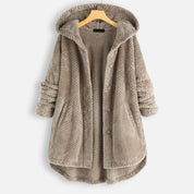 Cappotto invernale donna con cappuccio, tessuto peluche grigio, chiusura a bottoni, tasche laterali, design casual, moda autunno inverno.