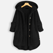 Giacca donna nera con cappuccio, bottoni frontali, tessuto trapuntato, maniche lunghe, design casual. Ideale per moda autunno-inverno.