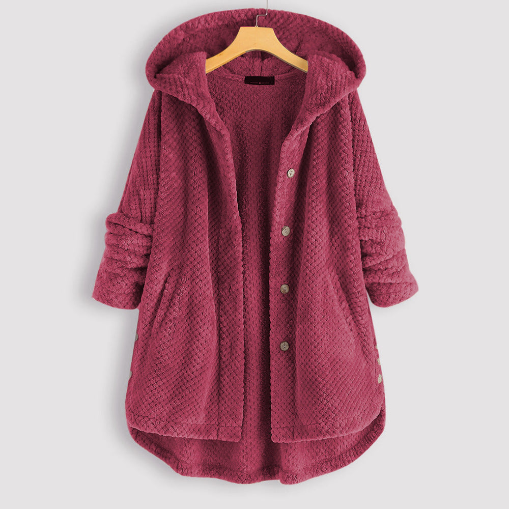 Cappotto donna invernale con cappuccio, colore bordeaux, tessuto morbido e trapuntato, chiusura a bottoni, maniche lunghe, stile casual elegante.