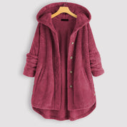 Cappotto donna invernale con cappuccio, colore bordeaux, tessuto morbido e trapuntato, chiusura a bottoni, maniche lunghe, stile casual elegante.