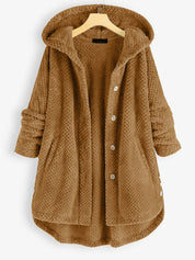Giacca in pile marrone con cappuccio, bottoni frontali e tasche laterali. Moda donna, abbigliamento invernale caldo e accogliente.