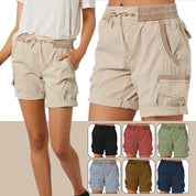Shorts cargo da donna in cotone beige con tasche multiple, disponibili in vari colori. Ideali per l'estate e attività all'aperto.