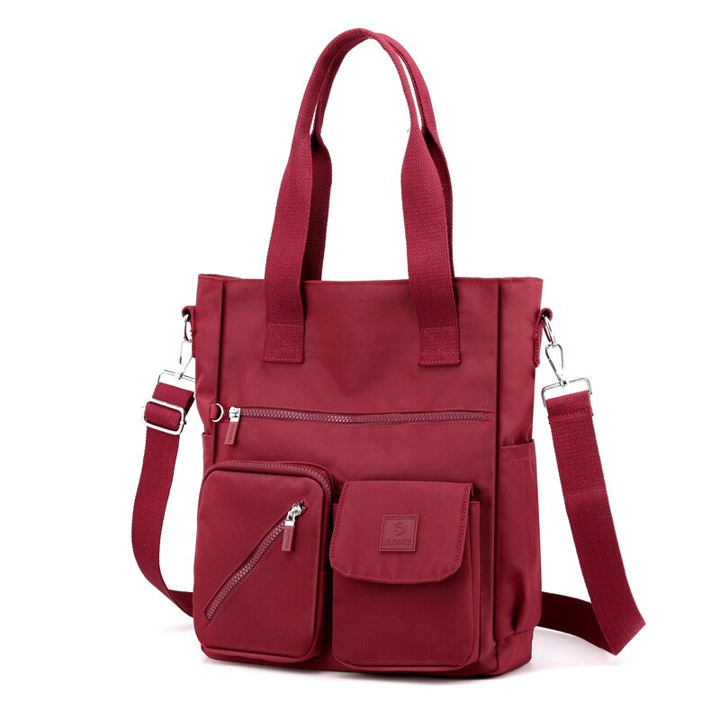 Borsa a tracolla rossa in nylon impermeabile, design multi-tasca, manici resistenti, ideale per lavoro e viaggio. Accessorio moda donna.