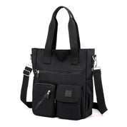 Borsa a tracolla nera in nylon impermeabile, con tasche multiple e manici resistenti. Design elegante e funzionale per uomo e donna.