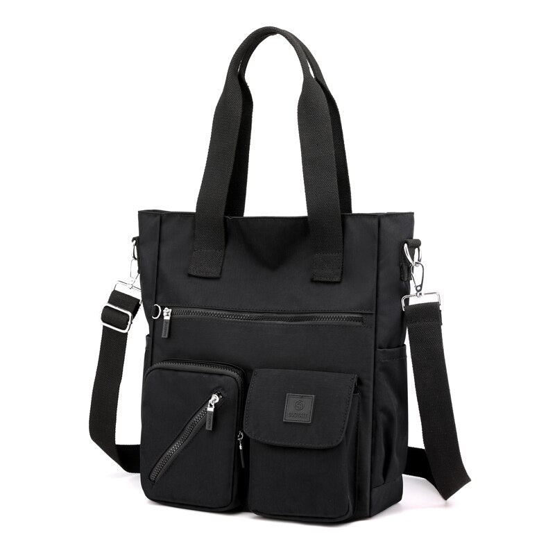 Borsa a tracolla nera in nylon impermeabile, con tasche multiple e manici resistenti. Design elegante e funzionale per uomo e donna.