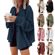 Camicia oversize donna in cotone a coste, disponibile in vari colori. Moda casual autunnale, ideale per look rilassati e confortevoli.