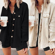 Due camicie casual da donna in maglia waffle, una nera e una beige, con bottoni grandi. Moda autunnale, stile rilassato, perfette per il tempo libero.