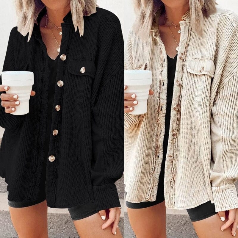 Due camicie casual da donna in maglia waffle, una nera e una beige, con bottoni grandi. Moda autunnale, stile rilassato, perfette per il tempo libero.