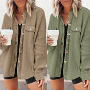 Due camicie casual a maniche lunghe in tessuto waffle, colori beige e verde oliva, con bottoni e tasche, indossate da una donna con capelli biondi.