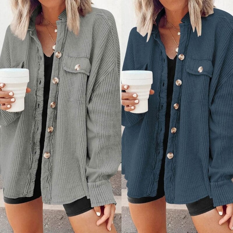 Donna con camicia a coste, bottoni in legno, disponibile in grigio e blu. Moda casual autunnale, tazza di caffè in mano. Abbigliamento femminile trendy.