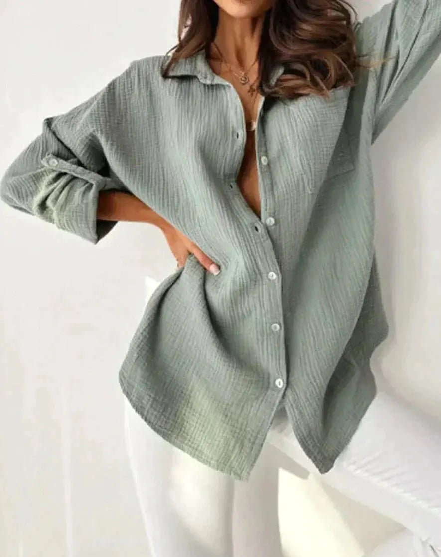 Camicia donna verde salvia in cotone, maniche lunghe, abbottonata, stile casual, abbinata a pantaloni bianchi. Moda femminile elegante.