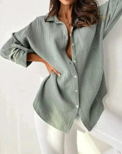 Camicia donna verde salvia in cotone, maniche lunghe, abbottonata, stile casual, abbinata a pantaloni bianchi. Moda femminile elegante.