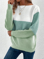 Maglione donna a righe verde e bianco, lavorato a maglia, con girocollo. Indossato con jeans, accessoriato con collana. Moda casual autunnale.