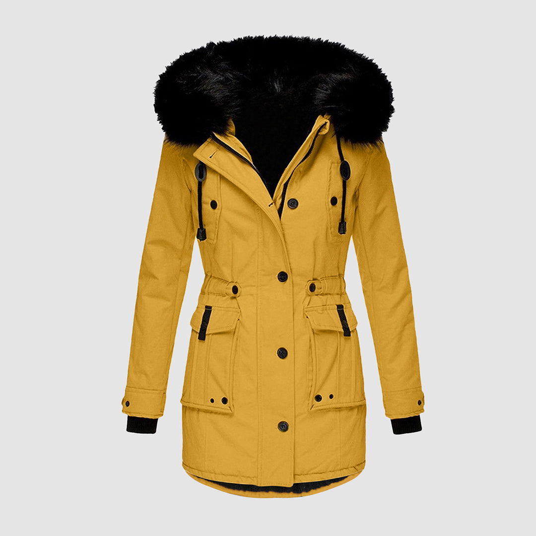 Giacca invernale donna gialla con cappuccio in pelliccia sintetica nera, chiusura a bottoni, tasche frontali. Elegante e calda per l'inverno.