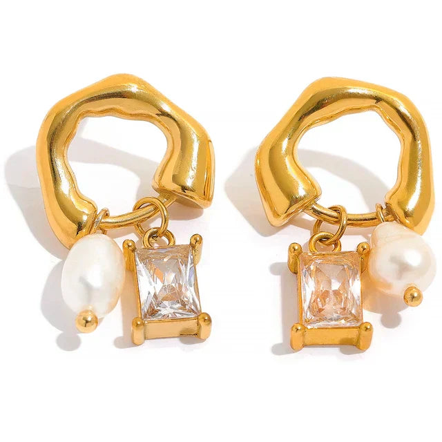 Orecchini pendenti in oro con perle e cristalli rettangolari, design moderno. Gioielli eleganti per donna, accessori moda.