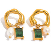 Orecchini dorati con pendenti perla e pietra verde rettangolare. Gioielli eleganti, design moderno, accessori moda donna.