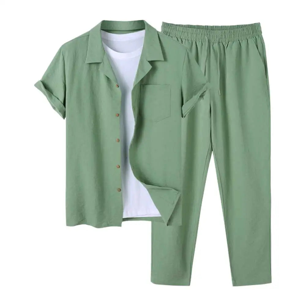 Completo estivo uomo verde oliva, camicia a maniche corte con bottoni e pantaloni elastici, tessuto leggero, ideale per look casual e freschi.