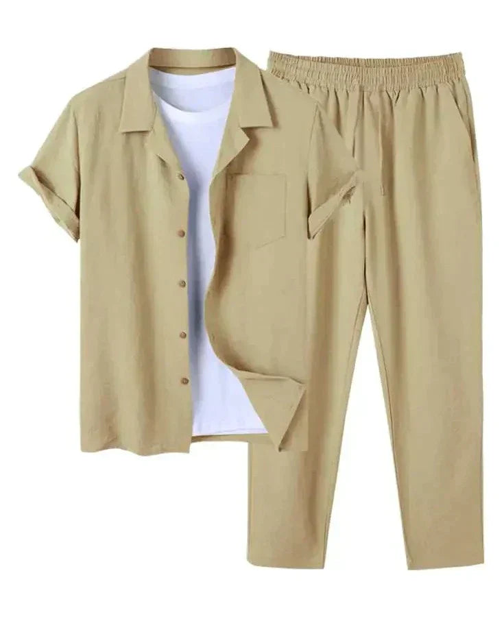 Completo estivo uomo beige, camicia a maniche corte e pantaloni, tessuto leggero, casual elegante, perfetto per moda estiva e look rilassato.