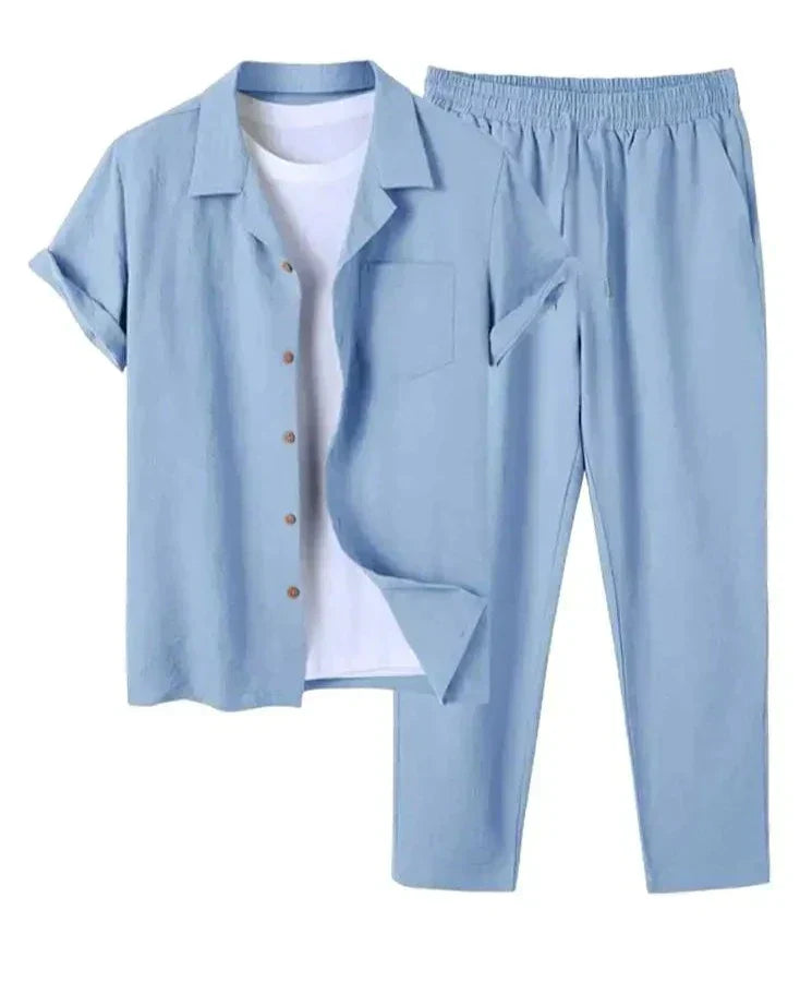 Completo estivo uomo in lino azzurro, composto da camicia a maniche corte e pantaloni abbinati, ideale per look casual e freschi.