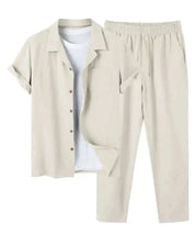 Completo estivo uomo beige, camicia a maniche corte con bottoni e pantaloni lunghi, tessuto leggero, ideale per look casual e freschi.