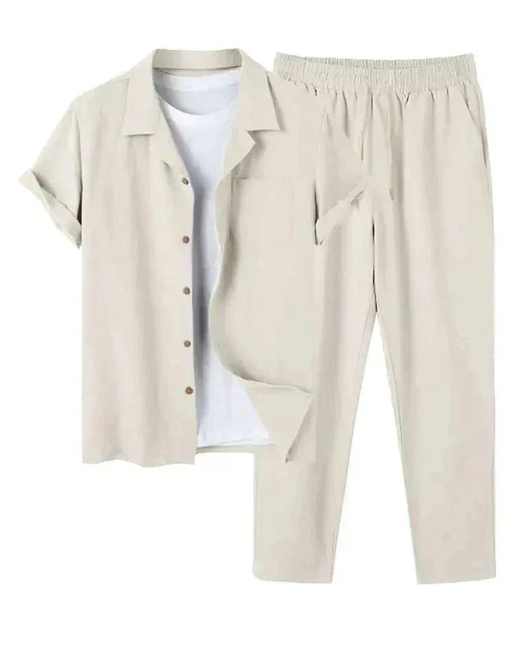 Completo estivo uomo beige, camicia a maniche corte con bottoni e pantaloni lunghi, tessuto leggero, ideale per look casual e freschi.