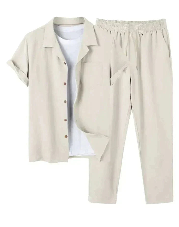Completo estivo uomo beige, camicia a maniche corte con bottoni e pantaloni lunghi, tessuto leggero, ideale per look casual e freschi.