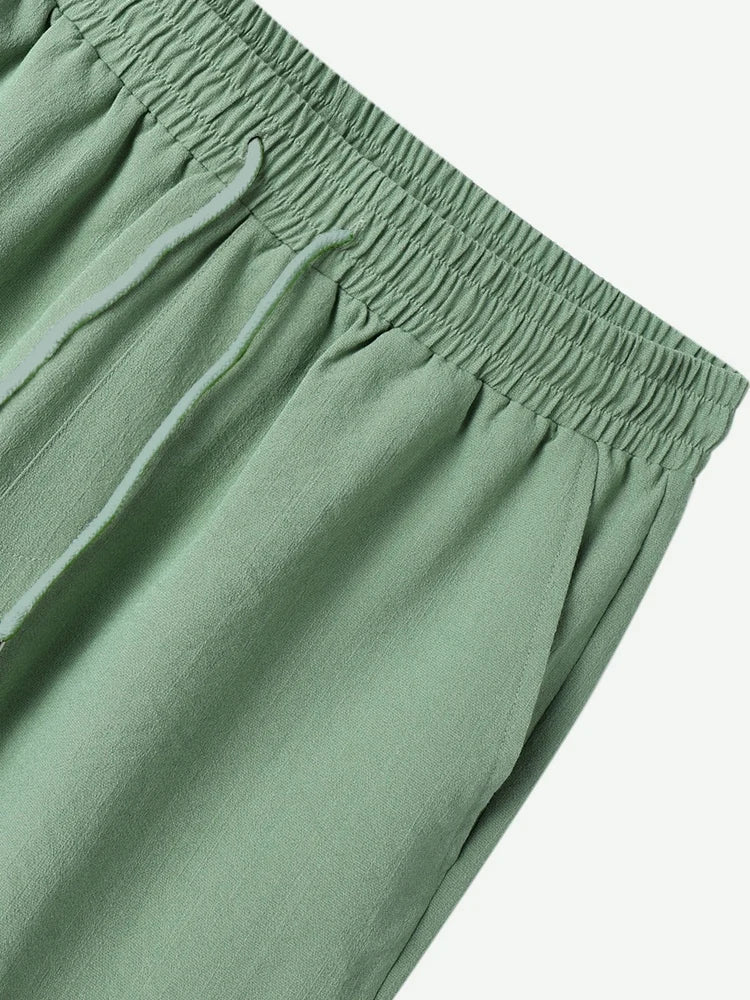 Pantaloni verdi in lino con elastico in vita e coulisse, design casual e comodo, ideale per l'estate. Abbigliamento uomo, moda estiva.