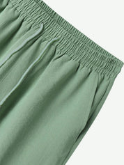 Pantaloni verdi in lino con elastico in vita e coulisse, design casual e comodo, ideale per l'estate. Abbigliamento uomo, moda estiva.