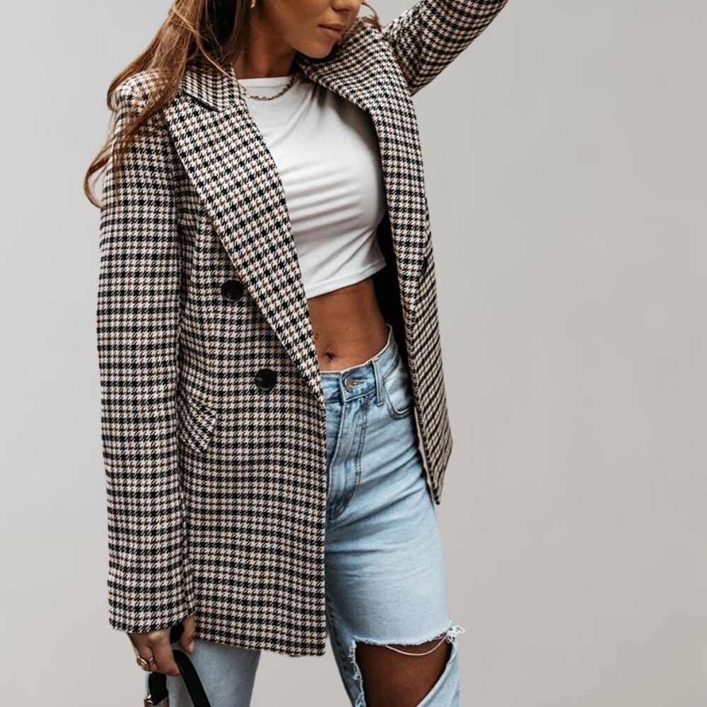 Giacca a quadri donna, stile elegante, abbinata a top bianco e jeans strappati. Moda autunnale, abbigliamento casual chic.