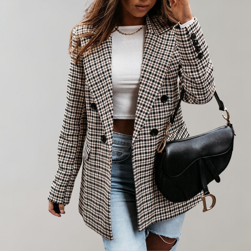 Giacca a quadri donna, doppio petto, abbinata a jeans strappati e borsa nera. Moda autunnale elegante e casual.