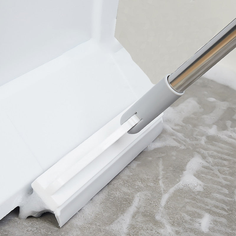 Scopa tergipavimento bianca con manico in acciaio inox, pulizia pavimenti bagnati, ideale per bagno e cucina, accessorio domestico essenziale.