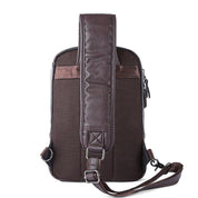 Zaino monospalla in pelle marrone, design elegante e resistente, ideale per uomo, con tracolla regolabile e tasche multiple. Perfetto per viaggi e lavoro.
