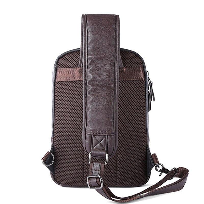 Zaino monospalla in pelle marrone, design elegante e resistente, ideale per uomo, con tracolla regolabile e tasche multiple. Perfetto per viaggi e lavoro.