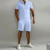 Uomo in completo estivo azzurro, polo e pantaloncini, scarpe bianche. Moda casual maschile, abbigliamento estivo elegante.