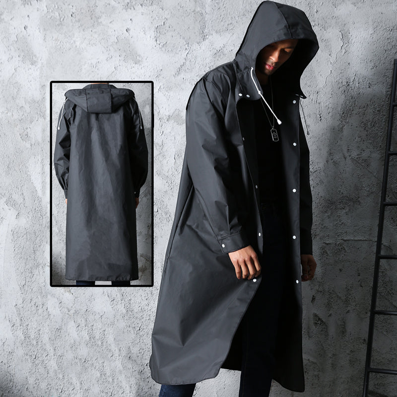 Cappotto impermeabile nero con cappuccio, design lungo, chiusura a bottoni, ideale per pioggia e outdoor. Stile moderno e funzionale.