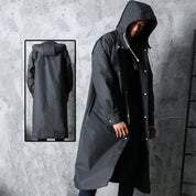 Cappotto impermeabile nero con cappuccio, design lungo, chiusura a bottoni, ideale per pioggia e outdoor. Stile moderno e funzionale.