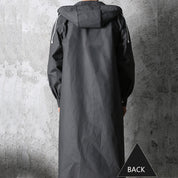 Cappotto impermeabile nero con cappuccio, visto da dietro, su sfondo grigio. Design lungo, maniche lunghe, ideale per pioggia.