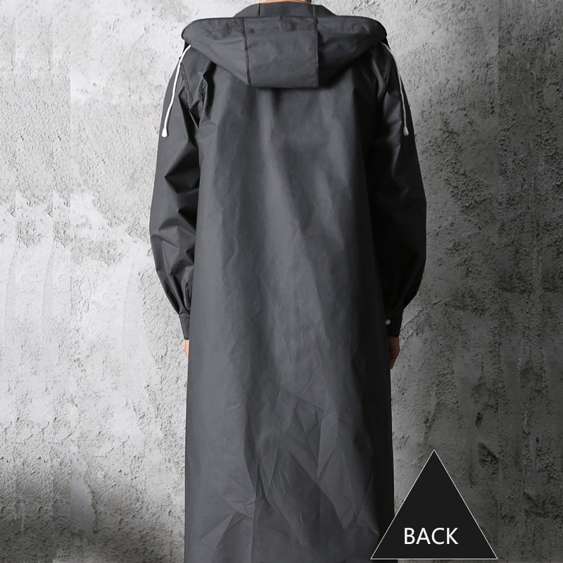 Cappotto impermeabile nero con cappuccio, visto da dietro, su sfondo grigio. Design lungo, maniche lunghe, ideale per pioggia.