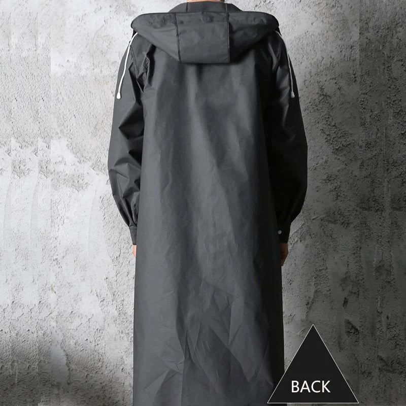 Cappotto impermeabile lungo nero con cappuccio, visto da dietro. Design minimalista, tessuto resistente all'acqua, ideale per pioggia e outdoor.
