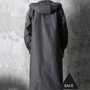 Cappotto impermeabile lungo nero con cappuccio, visto da dietro. Design minimalista, tessuto resistente all'acqua, ideale per pioggia e outdoor.