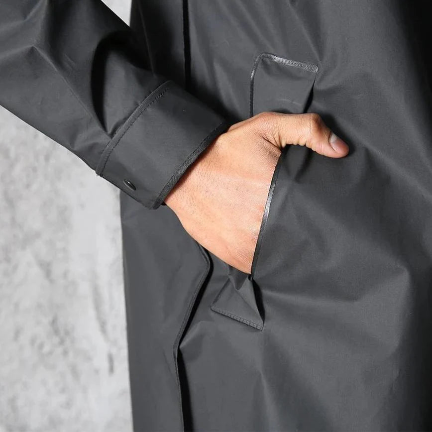 Cappotto impermeabile nero, mano in tasca, tessuto resistente all'acqua, moda uomo, abbigliamento esterno elegante, design moderno.